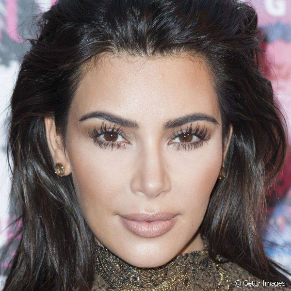 No Festival Vogue 100, Kim Kardashian optou pela make natural em tons de nude, e as sobrancelhas marcadas e extens?es de c?lios incrementaram o visual